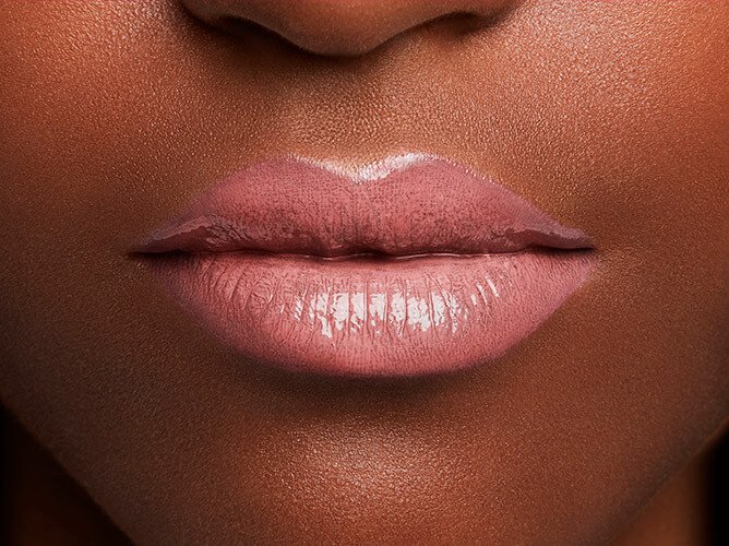 Rossetto Color Riche Shine 642 MLBB Applicazione Pelle Scura